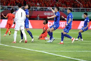 Quốc Túc ném bóng ở phút 49, 0 - 1 sau Oman.